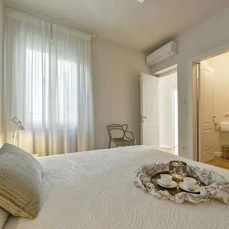 - Ponte Vecchio Guelfo Apartment Florence